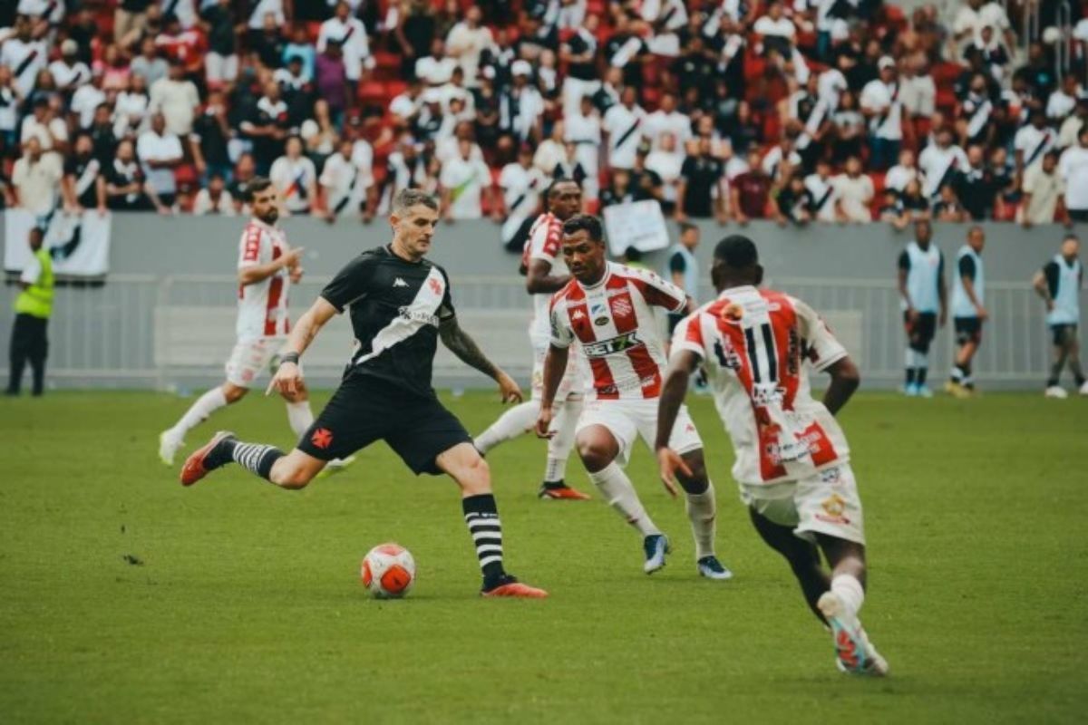 UÉ...! VASCO JOGA MAL, EMPATA COM BANGU E TORCEDORES 'CULPAM' O FLAMENGO